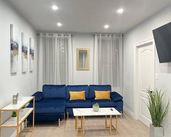 2 minutes from Subway! Family-sized apartment with Pets Allowed and FREE Parking - Brooklyn - Living room