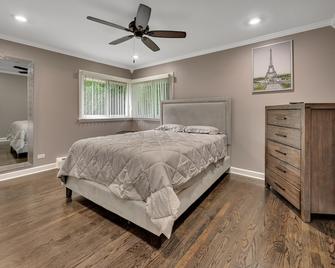 4bd house, Hot-tub, full-basement, pool table & big yard,3 full bathroom. - Glen Ellyn - Bedroom