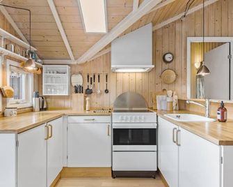 Cozy Home In Rødvig Stevns With Wifi - 로드비그 - 주방