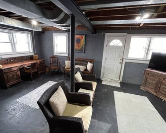 Elegant three-bedroom cozy family house 10-minute walk to downtown Wyandotte - Wyandotte - Living room