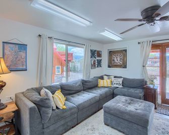 Group Getaway w/ Mtn Views: Home in Circleville! - Circleville - Living room