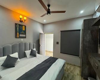 The Farmhouse Cafe & Lounge - Kāthgodām - Habitación