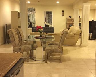 First Level Of House, 2 Bed Spacious, Walkout Door ,bright Garden View - Gaithersburg - Dining room