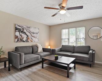Easton Towne Center 4 Bed, 2 Full Bath Home W/ Big Yard - Gahanna - Living room