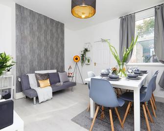 Your Sheffield Stays - Spacious 5 Bedroom House - Sheffield - Salle à manger