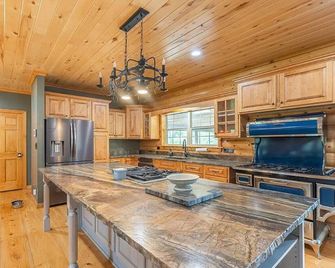Private 5 BR cabin on 56 acres. Hot tub, Hunt, fish, and near the lake and town - Poplar Bluff - Küche