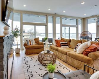 Waterfront Watertown Condo with Patio and Pool Access! - Watertown - Wohnzimmer