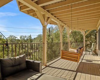 Bearfoot Lodge Near Hiking & Skiing! - Lake Arrowhead - Balkón