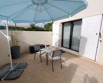 Charmant studio moderne avec extérieur 'Dormir en provence' - Fontvieille - Patio