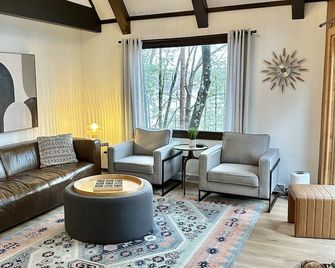 15% Off September Stays - Lakefront Chalet: Dock, Close to WI Dells, Coffee Bar - Oxford - Sala de estar