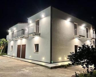 Tenuta Macconi Country Rooms, nestled in a lush citrus grove near the sea. - 비토리아 - 건물