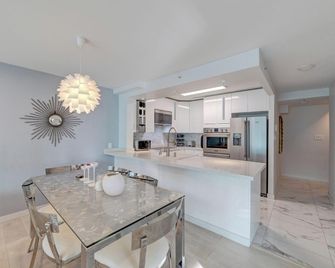 Art Deco Broadway Master Bedroom Only - Vancouver - Kitchen