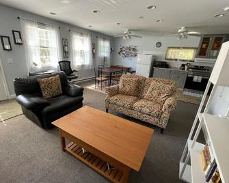 Cute Cottage - Center of the Door Peninsula - Pet Friendly!\nOn Snowmobile Trail! - Baileys Harbor - Obývací pokoj