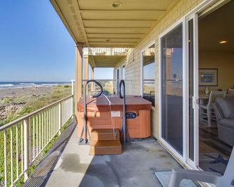 Quiet Waterfront Escape with Hot Tub and Beach Access! - Gold Beach - Balcón