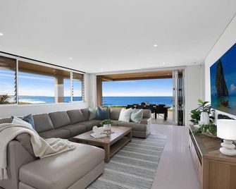 Royal Retreat Luxury Beachfront View - The Entrance - Wohnzimmer