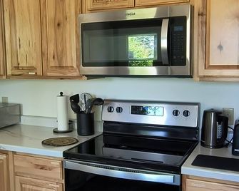 Cabin: Lake Magnor - Quiet And Cozy Cabin, 3 Bedroom, 2 Bath And No Cleaning Fee - Clayton - Kitchen
