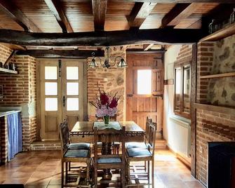House for 4 pax. Peaks of Europe. Garden, barbecue, parking, swings, free Wifi. - Alles - Comedor