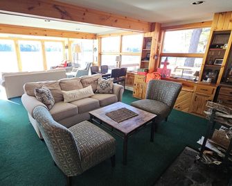 White Mountain Lakefront Retreat - Whitefield - Вітальня