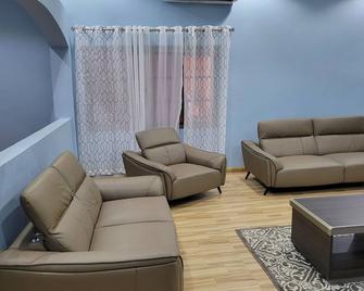 Exquisite 5-Bedroom House with free Parking - Kumasi - Living room