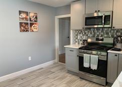 Charming, newly renovated downtown 4 bedroom apartment. Family gatherings trip - Montclair - Kitchen