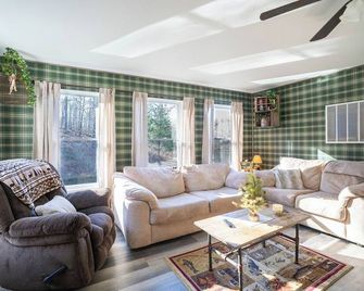 2 Bedroom Sleeps 8, Private Pond, Fire Pit & Rv Sites - Fredericktown - Living room