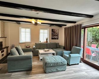 Modernes Fachwerkhaus mit 5 Schlafzimmern, 2 Badezimmer, Sauna, Kamin und Garten - Laatzen - Wohnzimmer