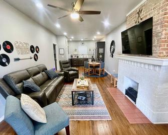 The Good Vibes House in Chickasha, OK! - Chickasha - Вітальня