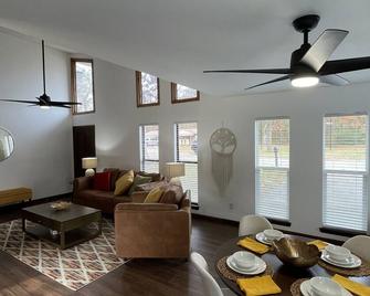 Unique home in the heart of Soddy Daisy - Soddy Daisy - Living room