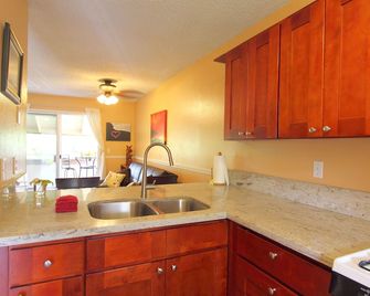 Ocean Front Pool, Private and Newly Renovated Top Corner Unit - Kailua-Kona - Kitchen