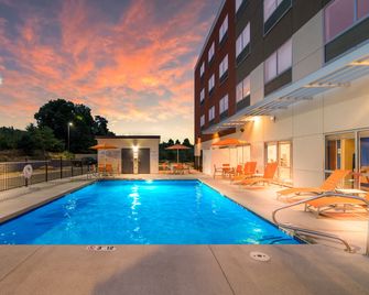 Holiday Inn Express & Suites Asheboro By IHG - Asheboro - Piscina
