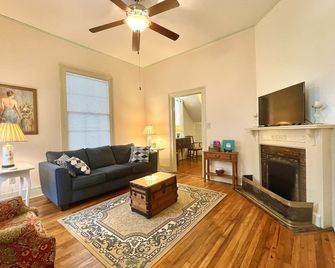 Historic House on Cherry Street Downtown - Macon - Living room