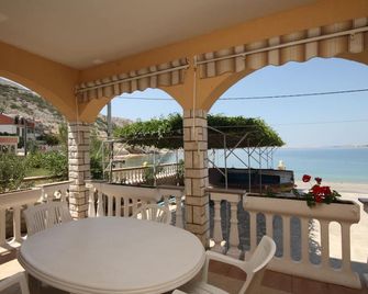 Apartments by the sea Metajna, Pag - 6497 - Zubovići - Balcón