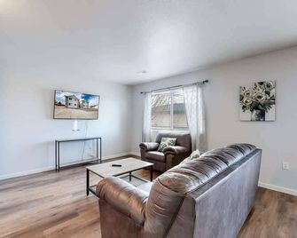 Convenient two bedroom near DIA - Brighton