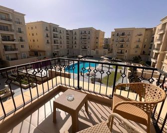 Super lux furnished 3 bedrooms apartment in Mivida, NEW CAIRO by Emmar - Madinat Coraya - Balcón