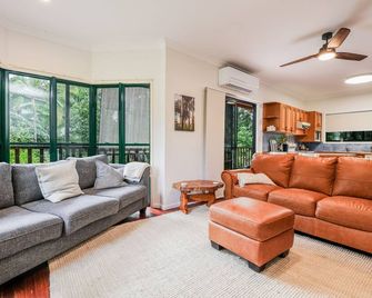 Merindah - Four-Bedroom Modern Pet-Friendly Home in Central Agnes Water - Agnes Water - Wohnzimmer