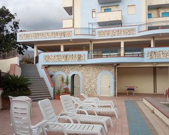 Very quiet apartment ideal for families 5 minutes from the sea - Scalea - Patio