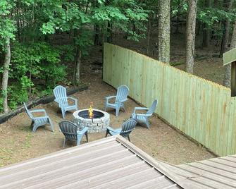 Cozy 2 BR with Rec room, 14 mi to downtown Hot Springs and 7 mi from I-30 - Malvern - Patio