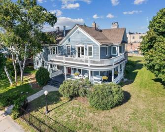 Charming Queen Suite, two person jet tub, downtown - Sturgeon Bay