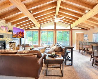 Oak Creek Retreat - Cozy Cabin by the River. Fish Hike Swim Pets OK - Sedona - Living room