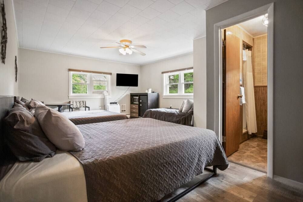 Double Queen + Twin | Motel Suite Near Wellsboro - Wellsboro