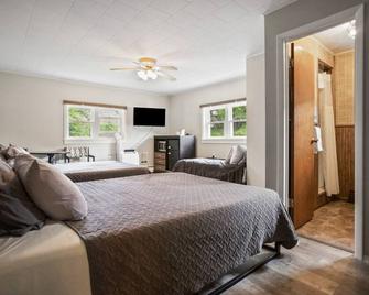 Double Queen + Twin | Motel Suite Near Wellsboro - Wellsboro