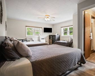 Double Queen + Twin | Motel Suite Near Wellsboro - Wellsboro