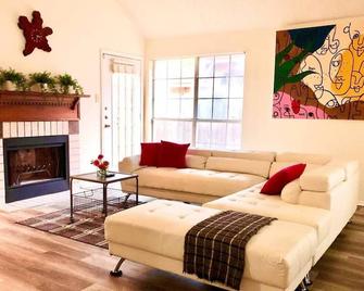 Cityhaven Nflx Pool Table Workspace Soaktub - Cedar Hill - Living room