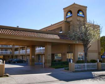 Days Inn by Wyndham Hayward Airport - Hayward - Bygning