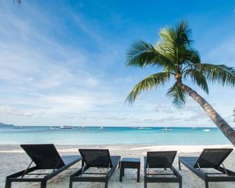 Microtel by Wyndham Boracay - Boracay - Beach