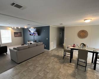 Tranquility house close to airport, beach, mall, park, zoo. - Land O' Lakes - Sala de estar