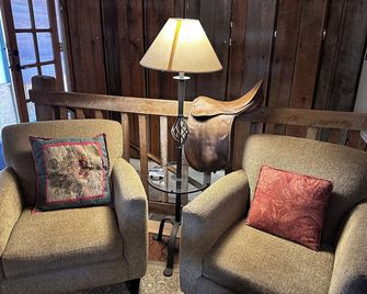 Chewuch Inn and Cabins - Winthrop - Living room