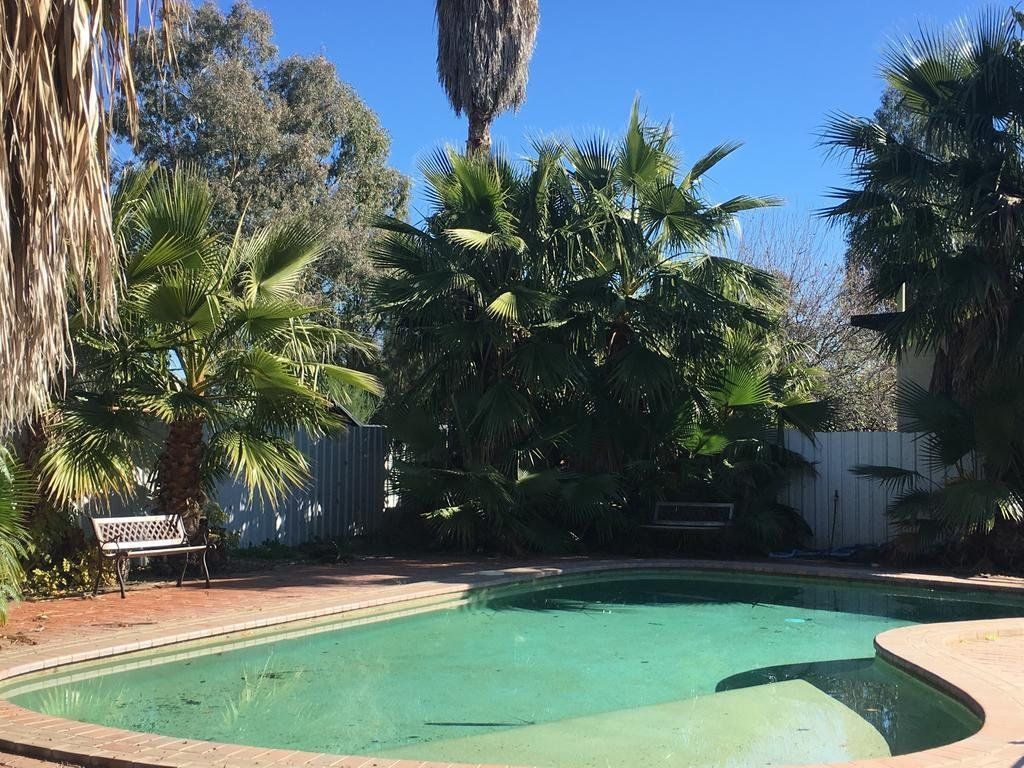 Palm and Pawn Motor Inn