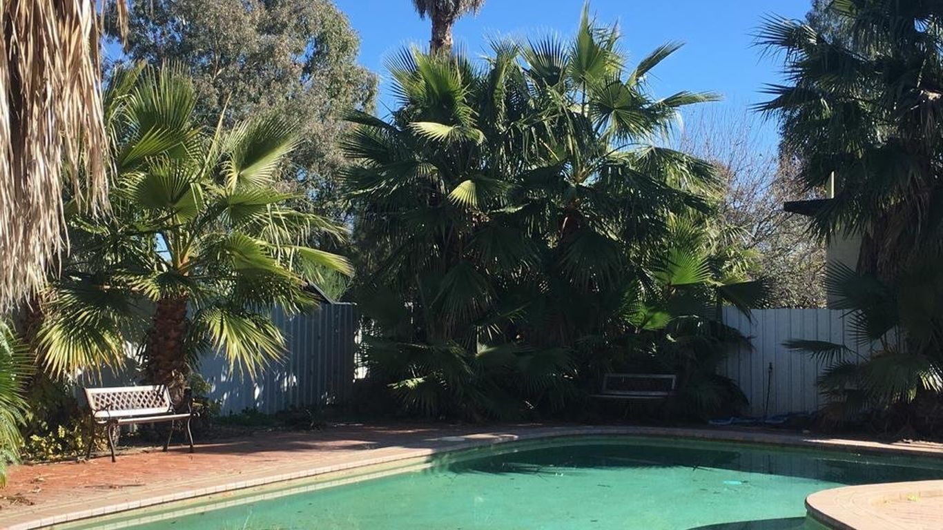 Palm and Pawn Motor Inn