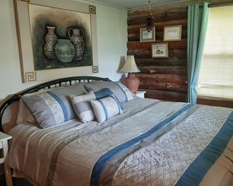 Eagle Log Cabin at Mountaintop Ranch bordering Shenandoah National Park - Elkton - Bedroom